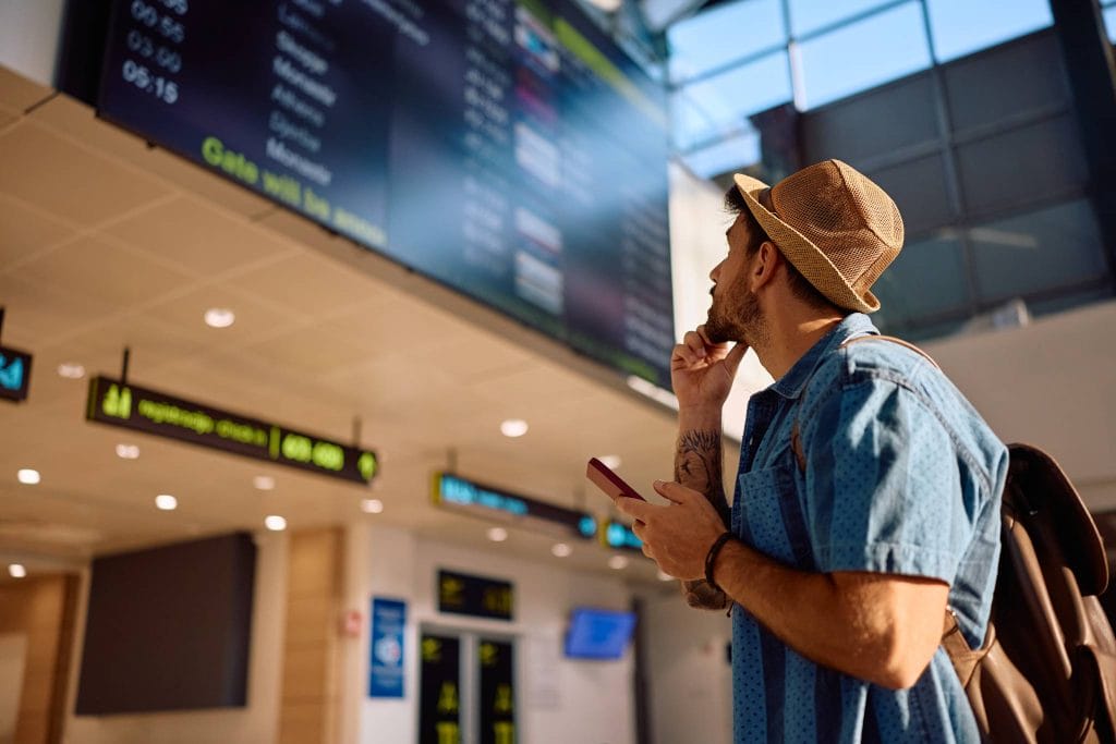 Reiziger op het vliegveld die naar Curaçao met een budget reist