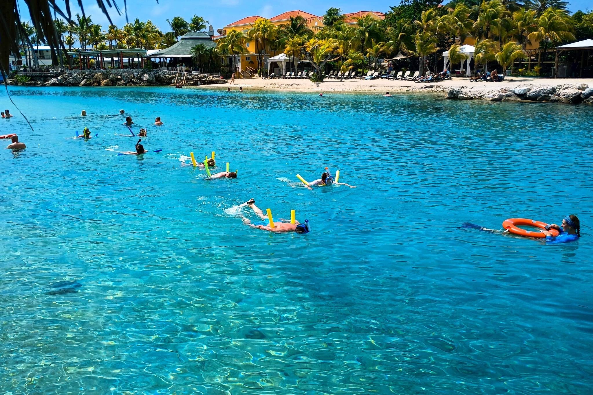 Live muziek ’s avonds bij het resort tijdens Curaçao met een budget