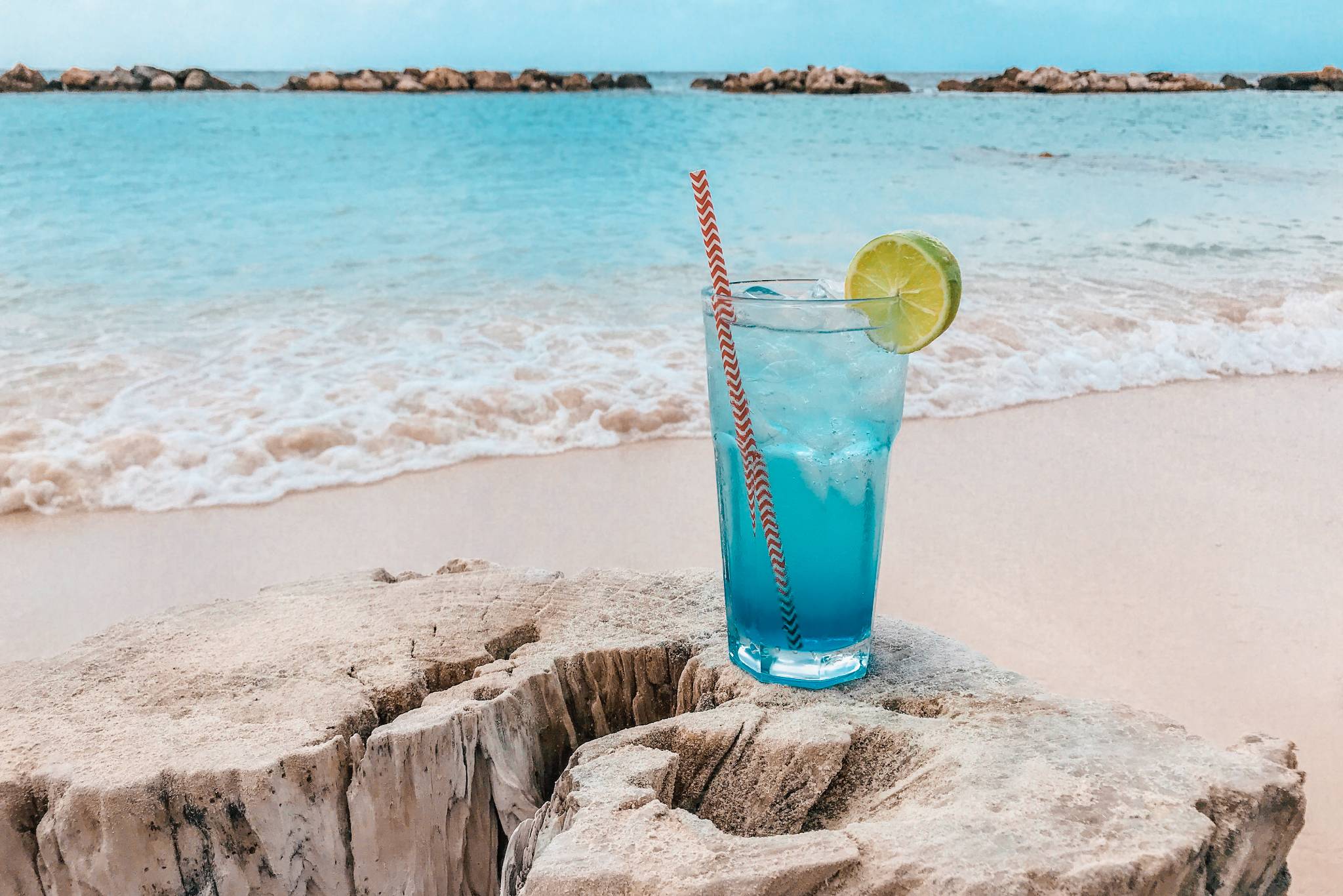 Bebidas locales en Curazao con presupuesto